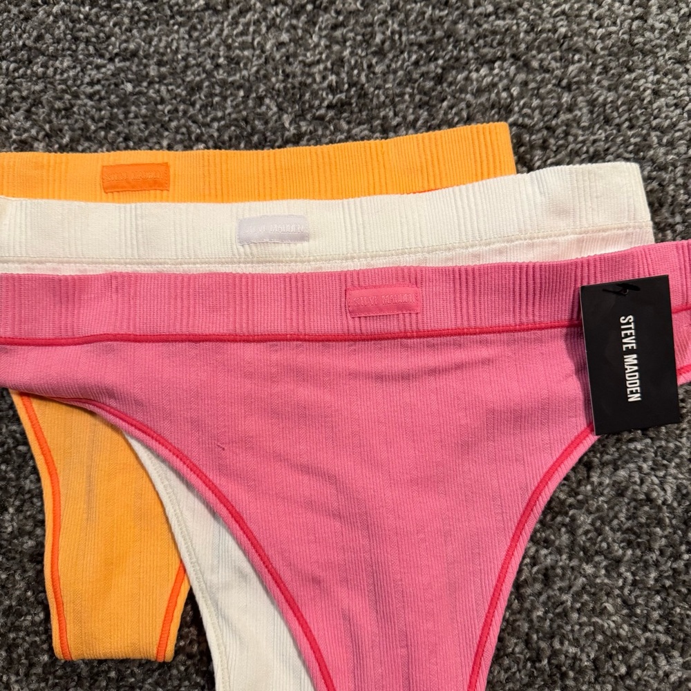 NWT βοΈ Steve Madden Thongs - Picture 3 of 8